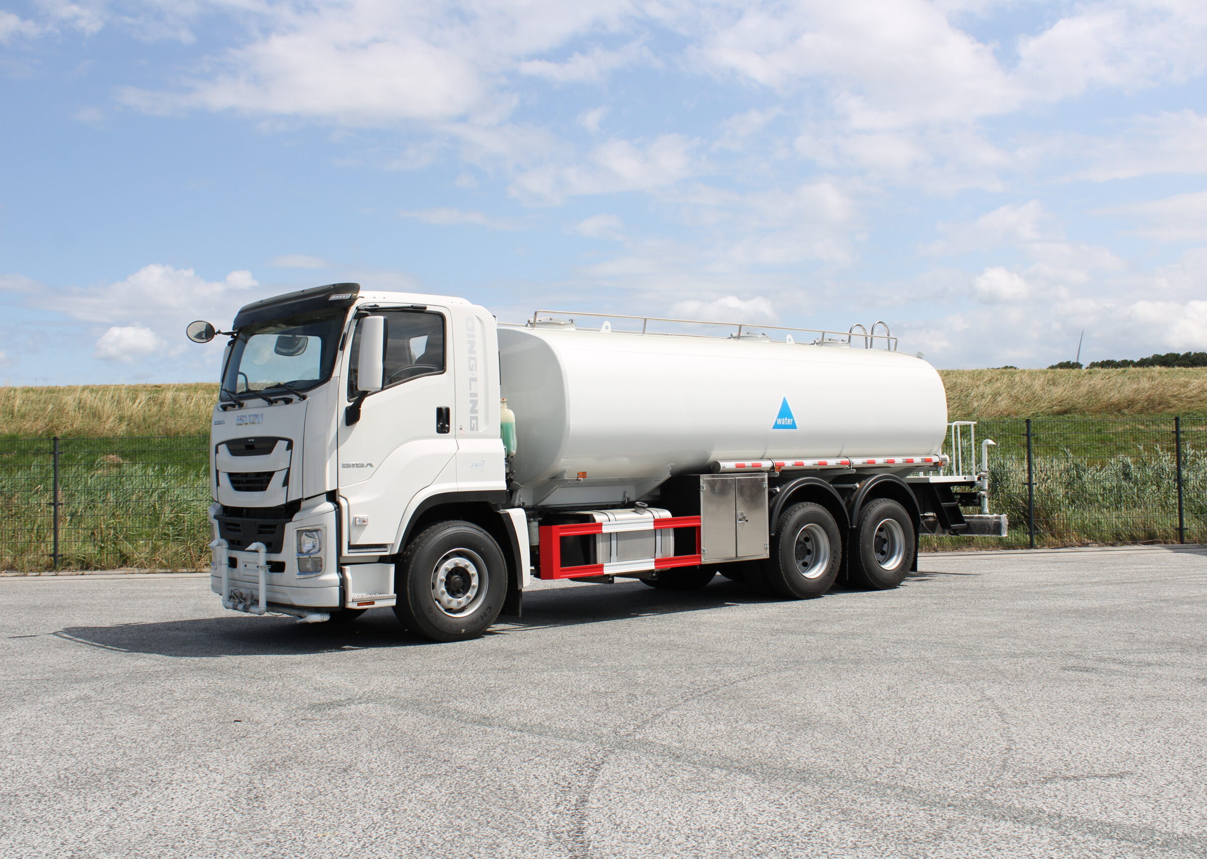 Isuzu GIGA 6×4 water tank truck