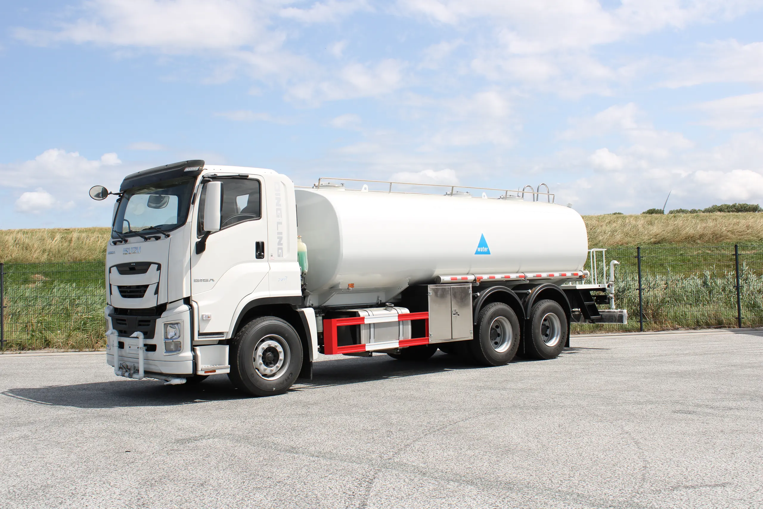 Isuzu 6×4 10.000L water tank truck